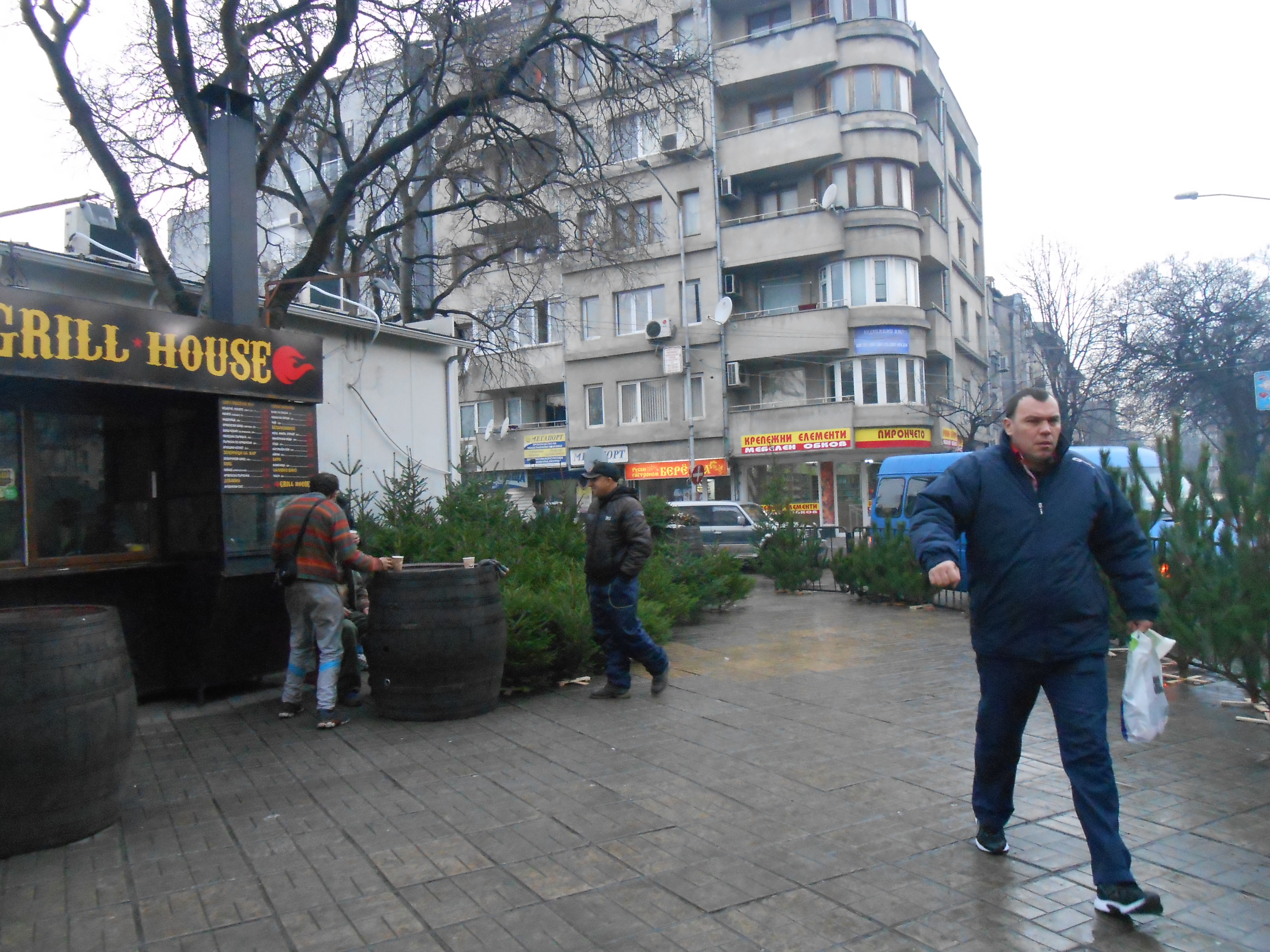 Отрупаха пазара край морето с елхички от Якоруда 9 Отрупаха пазара край морето с елхички от Якоруда
