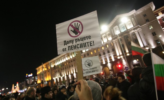 Стотици протестираха срещу спорните пенсионни промени