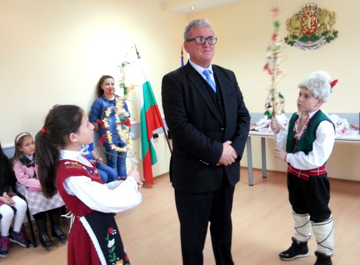 Коледари навестиха кмета на Момчилград Акиф Акиф