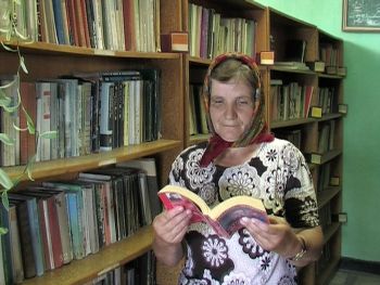 Баби четат книги с туристи в село Делвино