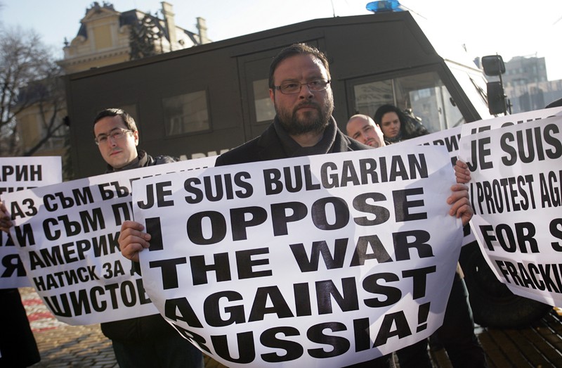 Атака протестира пред БНБ срещу визитата на Кери (СНИМКИ)