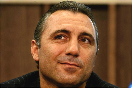 Запорираха имоти на Христо Стоичков