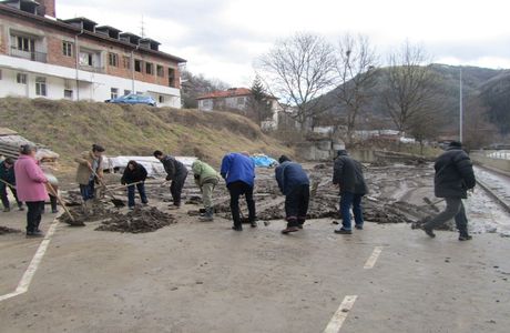 Наети по програма в общината разчистват след потопа в Смолян