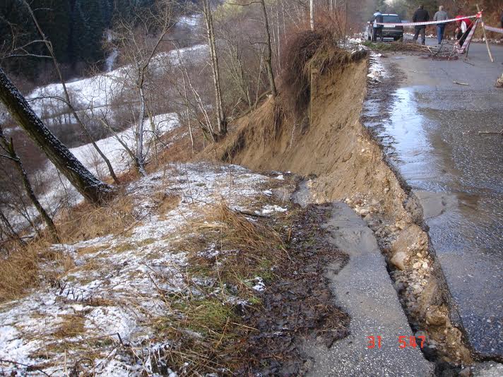 Евакуират семейства от село Плетена заради свлачище