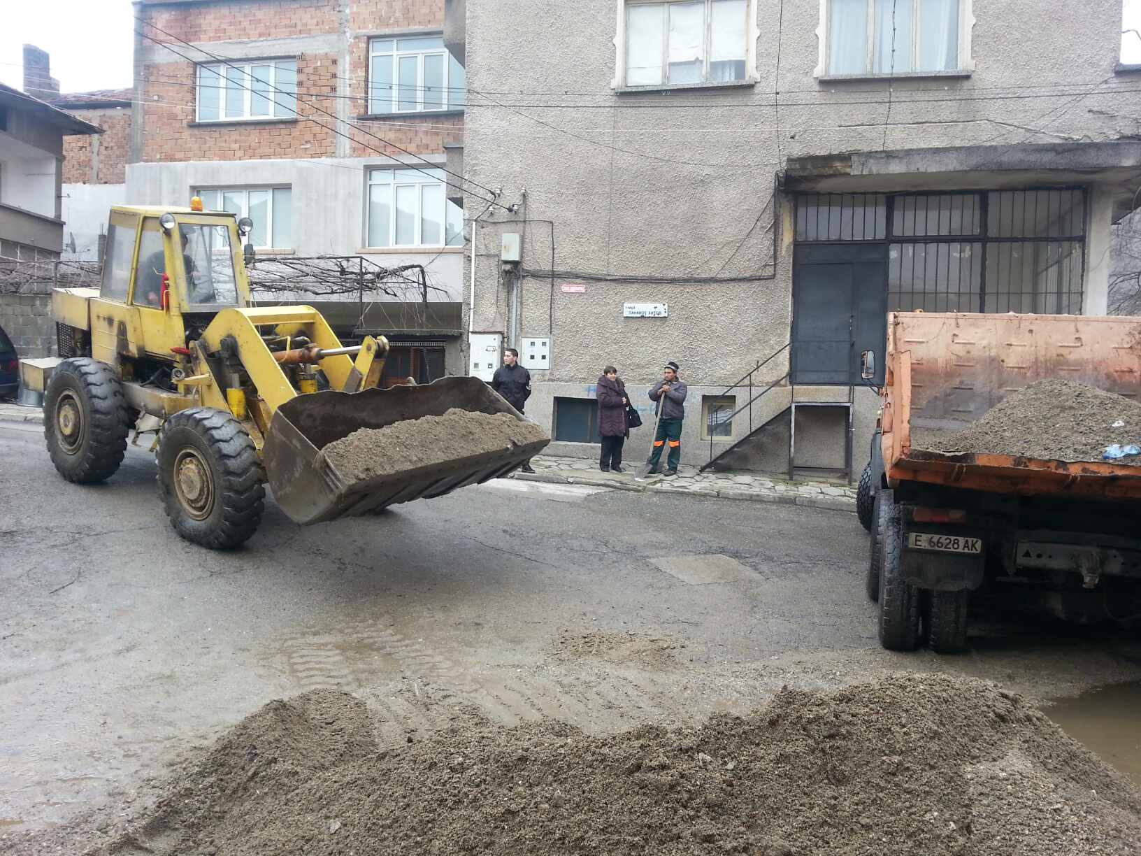 Скоростно почистиха свлачище, “укротиха” дере в ромска махала