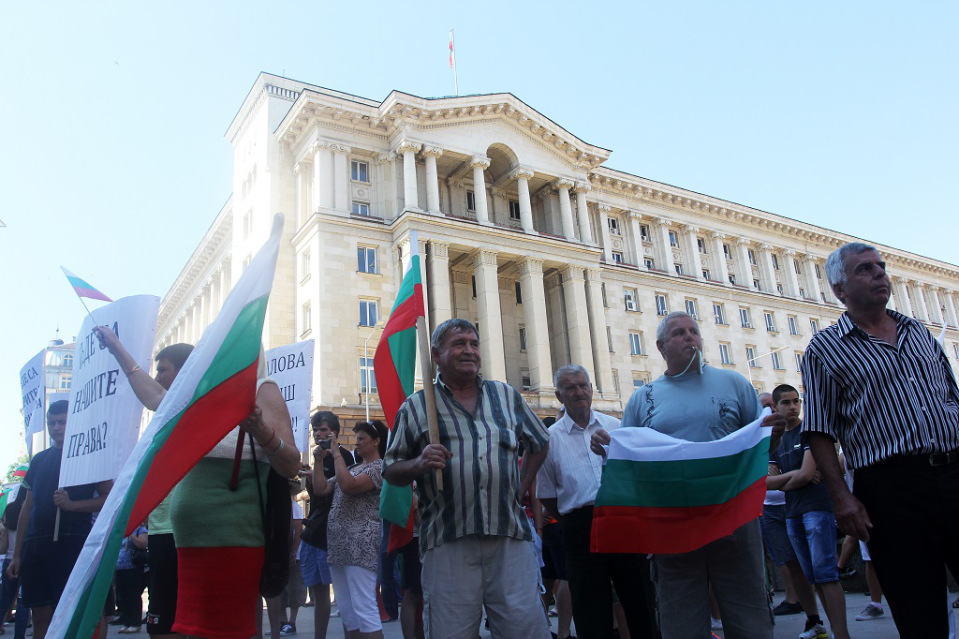 Жители на Гърмен протестираха пред Министерския съвет 12 Жители на Гърмен протестираха пред Министерския съвет