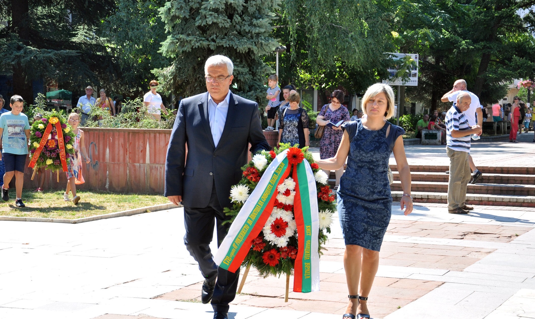 Кметът на Враца поднесе цветя пред паметника на Васил Левски