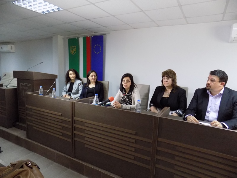 Нови облекчения за студентските кредити, обещава Меглена Кунева