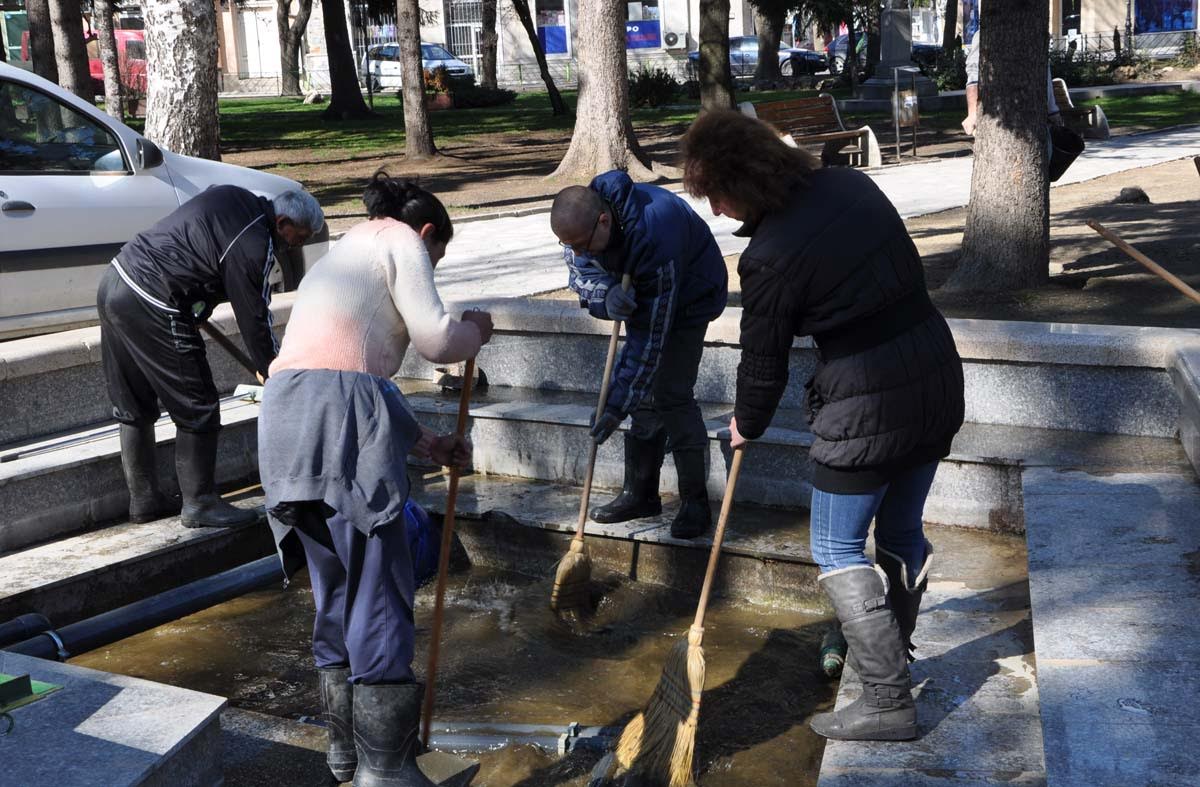В Разлог запретнаха ръкави за уборка