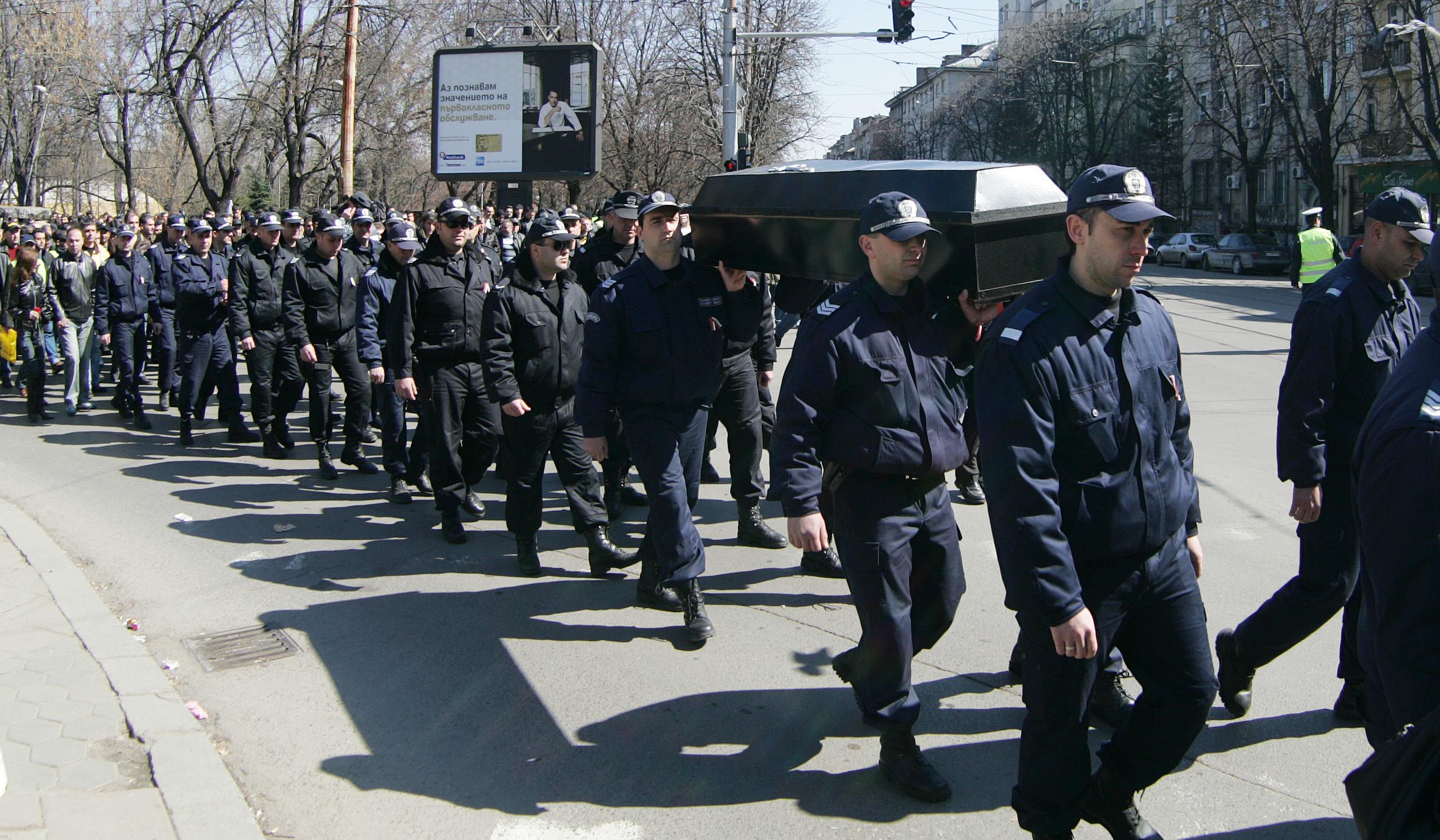 Полицаи от няколко града излизат на протест