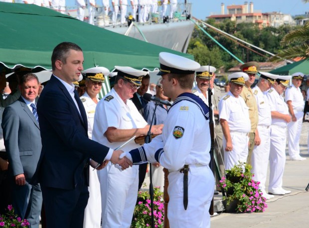 Кметът Иван Портних награди първенеца от военния випуск на ВВМУ “Н. Вапцаров