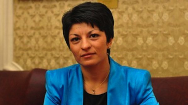 Десислава Атанасова: Управителят на БНБ да си подари оставка за рождения ден