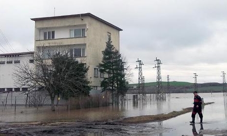 Река Сазлийка отново излезе от коритото край Гълъбово