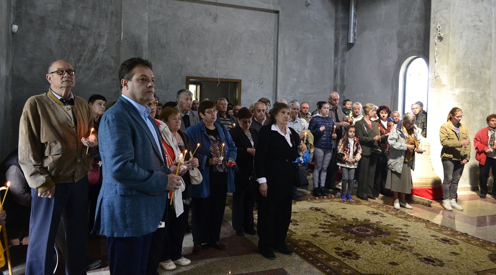 Стотици великотърновци се събраха на Великден в нов храм