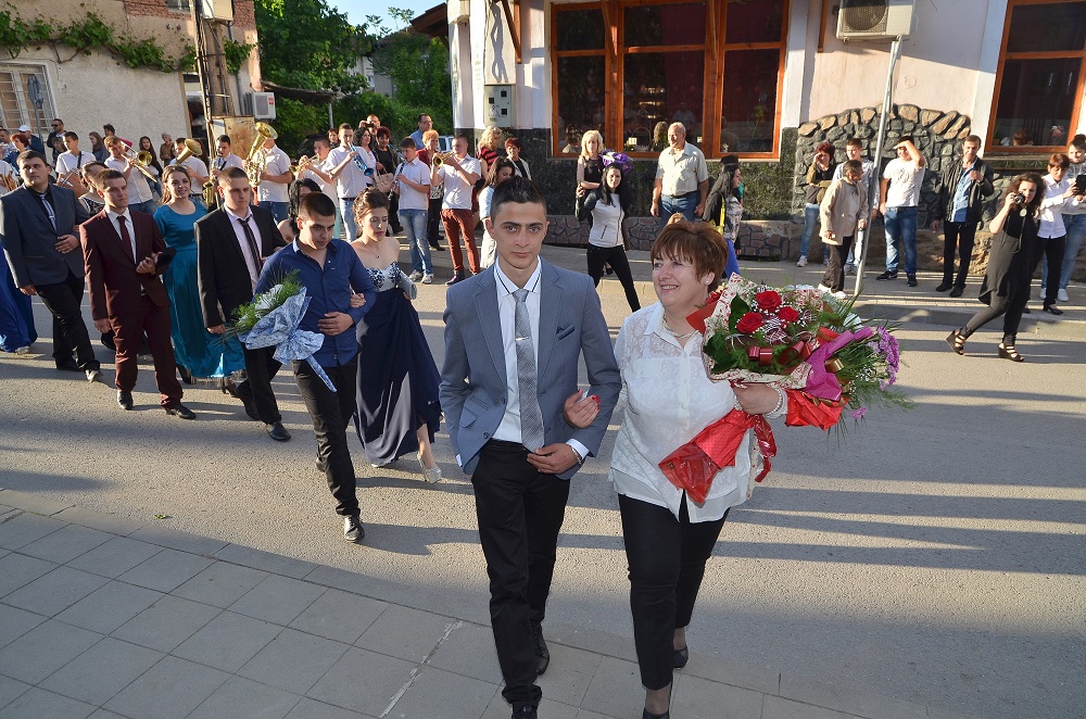 Общинарите във Вършец подкрепиха абитуриенти-сираци 1 57786714 0361 3f0f