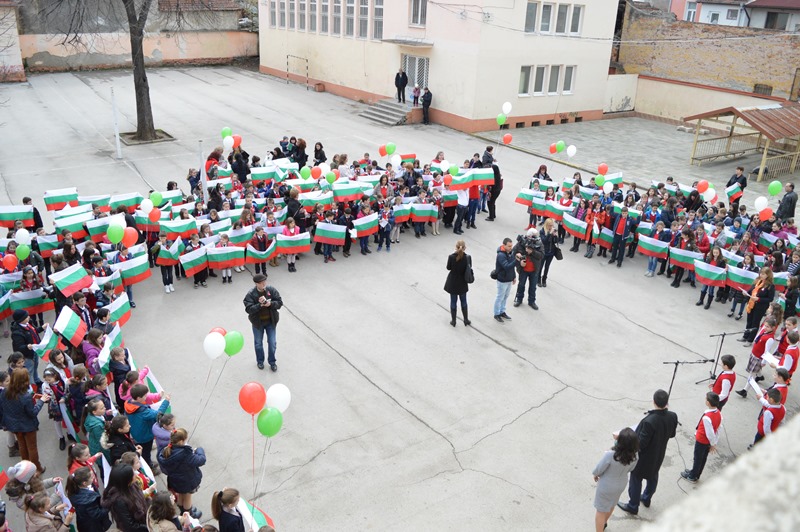 Кметът на Враца подари 2500 знамена на ученици от началния курс