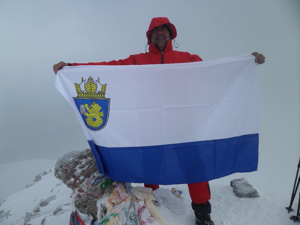 Знамето на Бургас се развя на най-високата точка в Южна Америка 1 57786714 05b3 050d