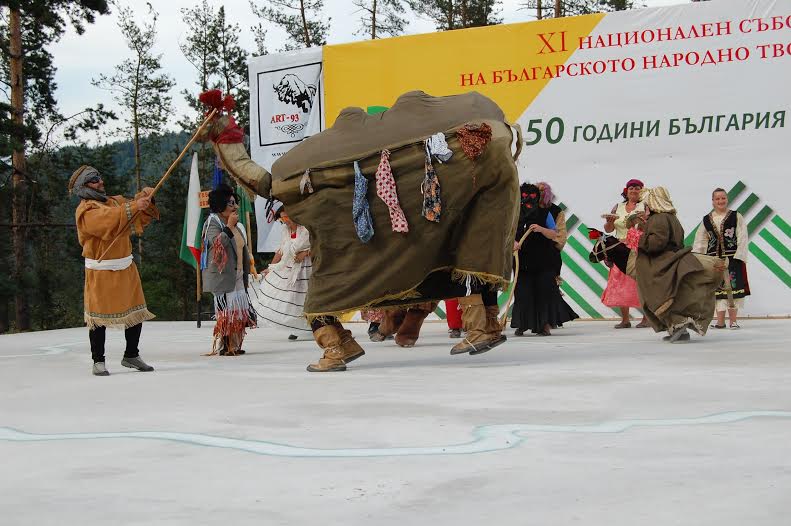 Обичаят „Камила” заслужи дървен плакет в Копривщица
