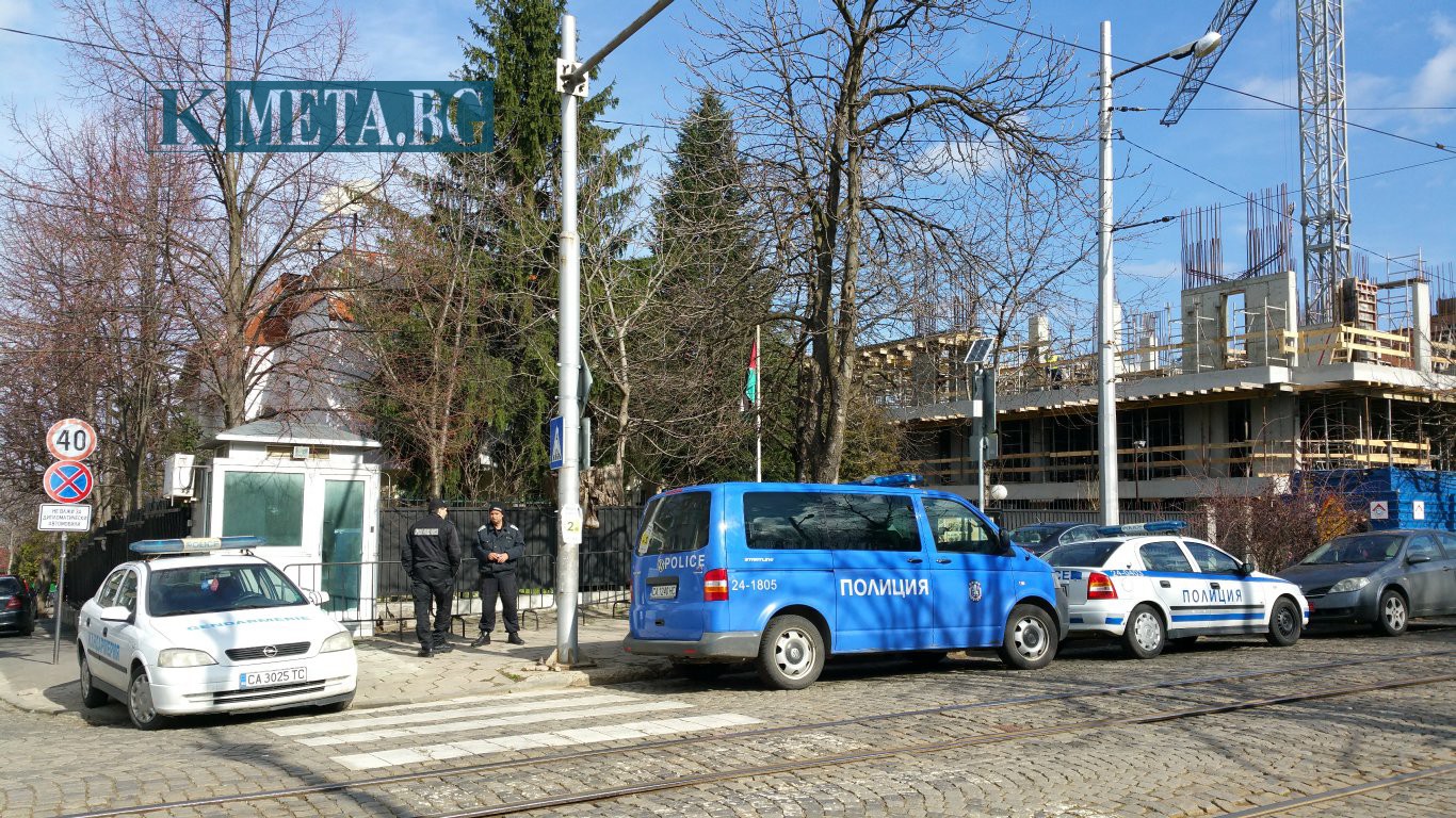 Откриха труп в двора на посолството на Палестина
