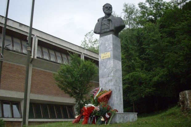Благоевградчани сведоха глави пред паметта на Христо Ботев 1 57786714 153a ef33