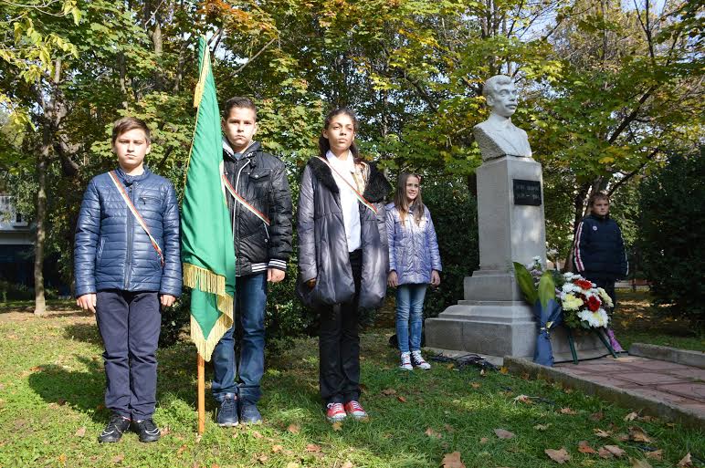 Граждани и ученици почетоха Яворов в Благоевград 9 Граждани и ученици почетоха Яворов в Благоевград
