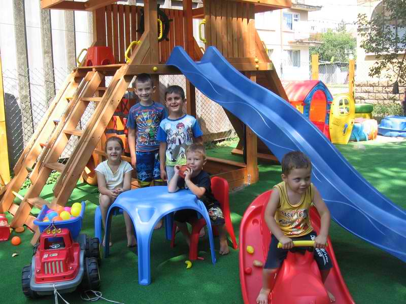 Морски капитан зарадва хлапета от Мездра