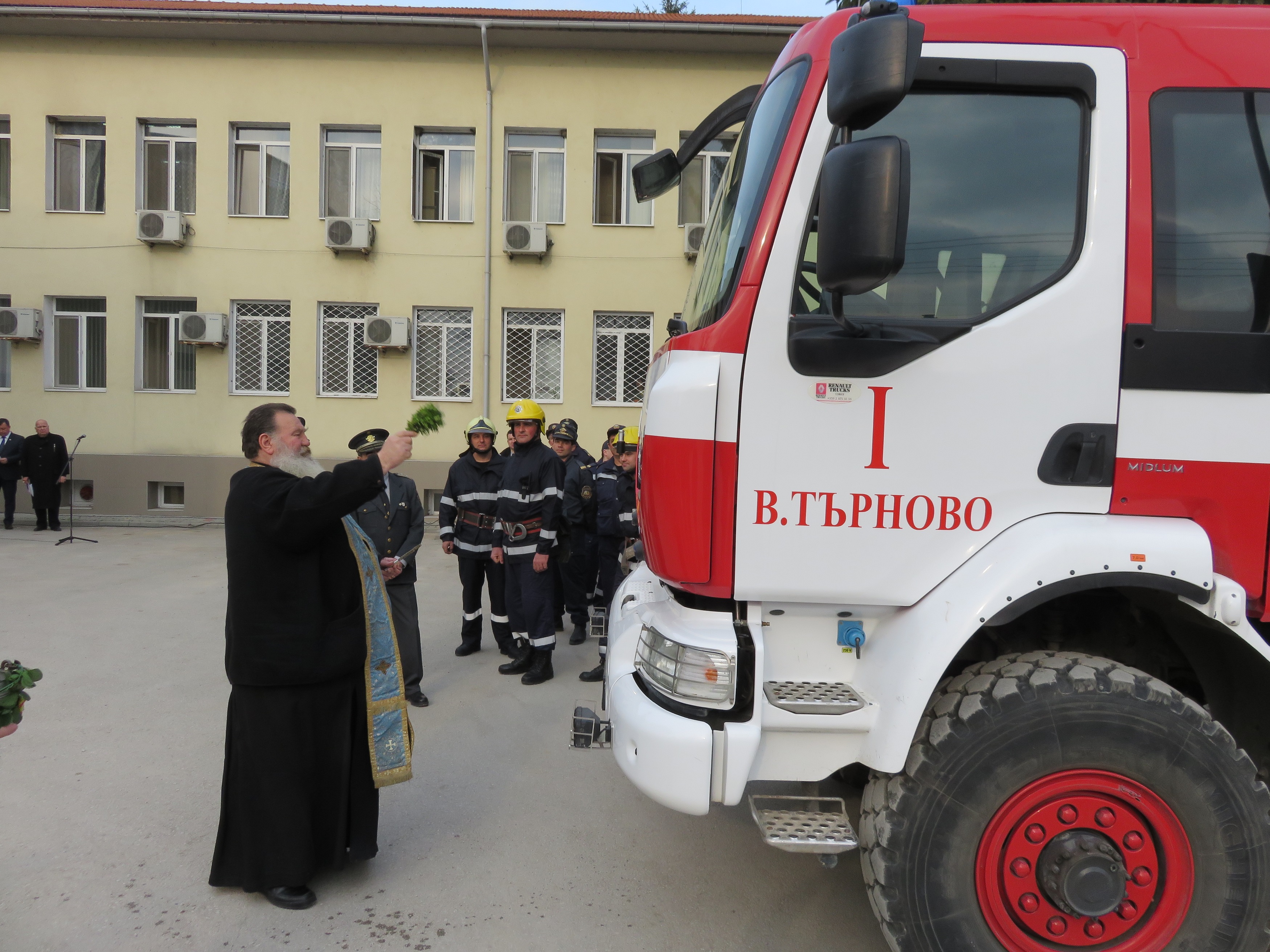 Архимандрит Георгий освети новата пожарна на Павликени (СНИМКИ)