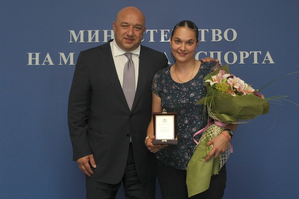 Красен Кралев награди бадминтонистката Петя Неделчева