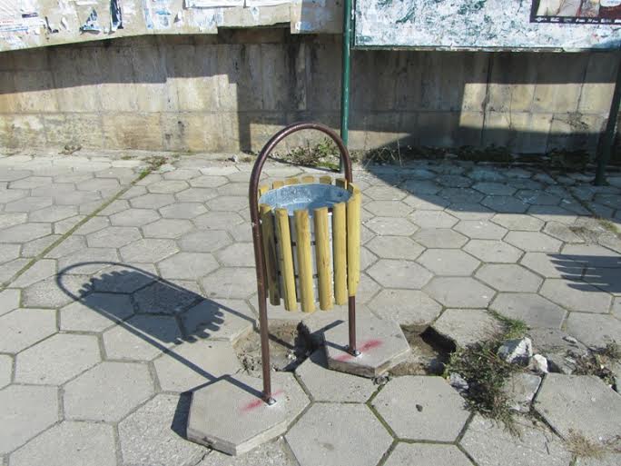 Вандали потрошиха новите кошчета в централни части на Смолян 9 Вандали потрошиха новите кошчета в централни части на Смолян