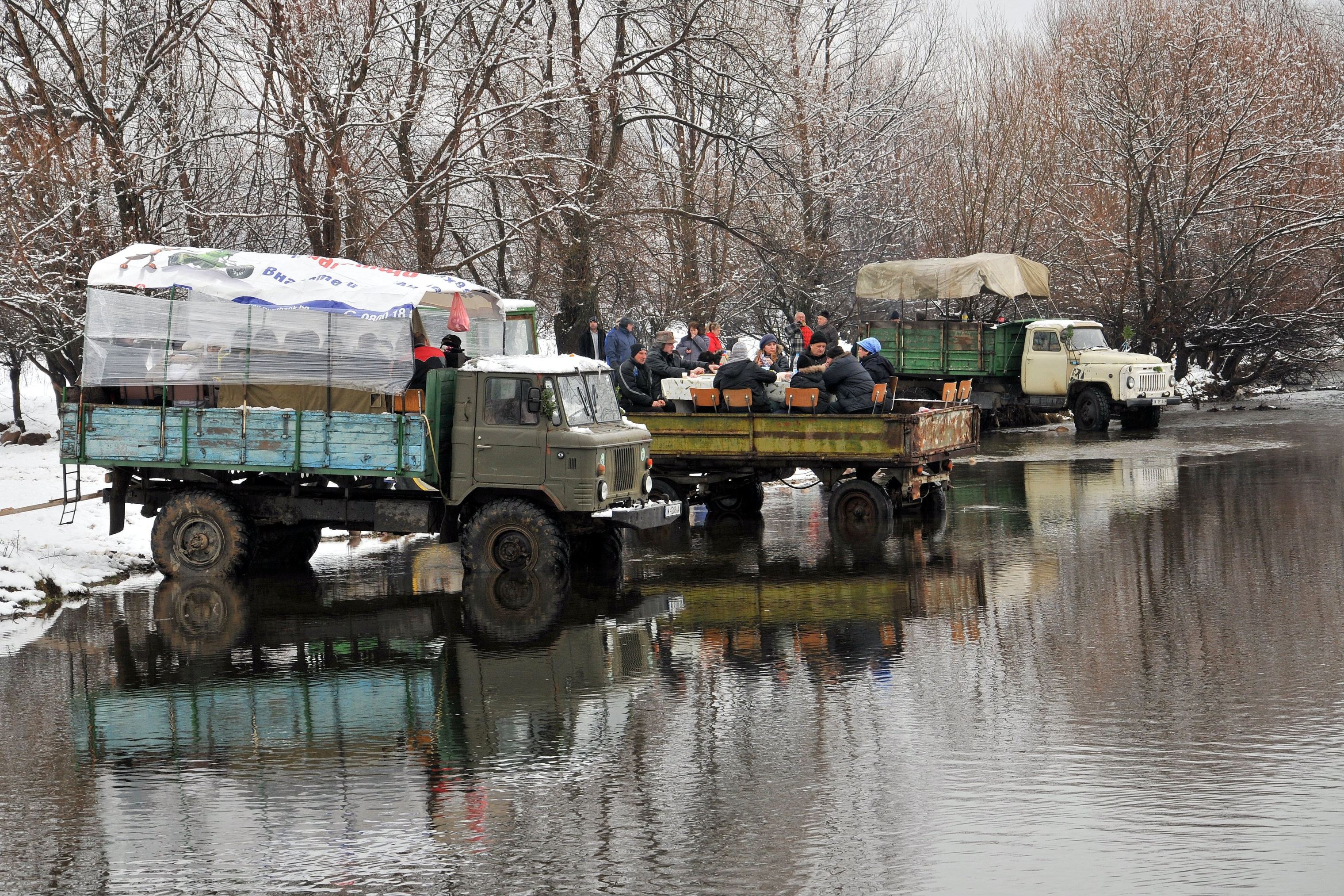 В Горно Церовене от 100 години празнуват Йордановден в реката
