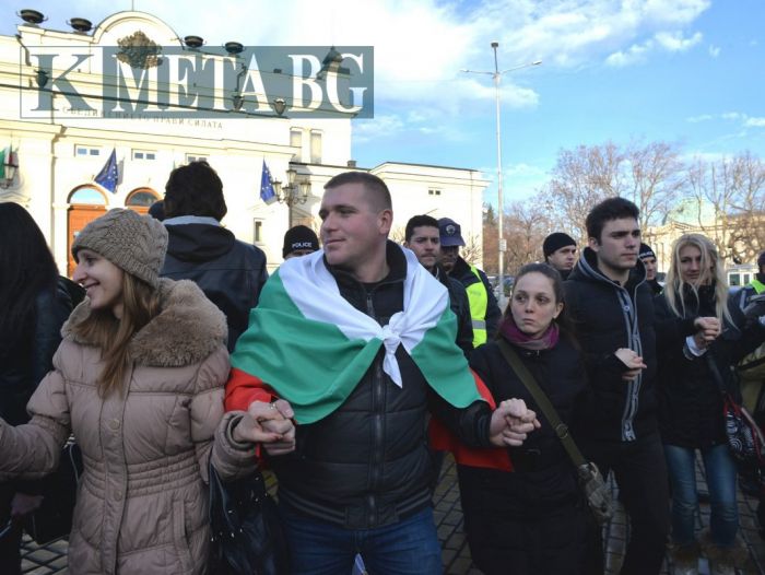Протестът пред Народното събрание приключи (ОБНОВЕНА) 9 Протестът пред Народното събрание приключи (ОБНОВЕНА)