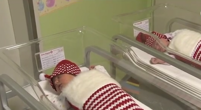 В Бургас дават новородените в коледни чорапчета 1 57786714 3f51 3da3