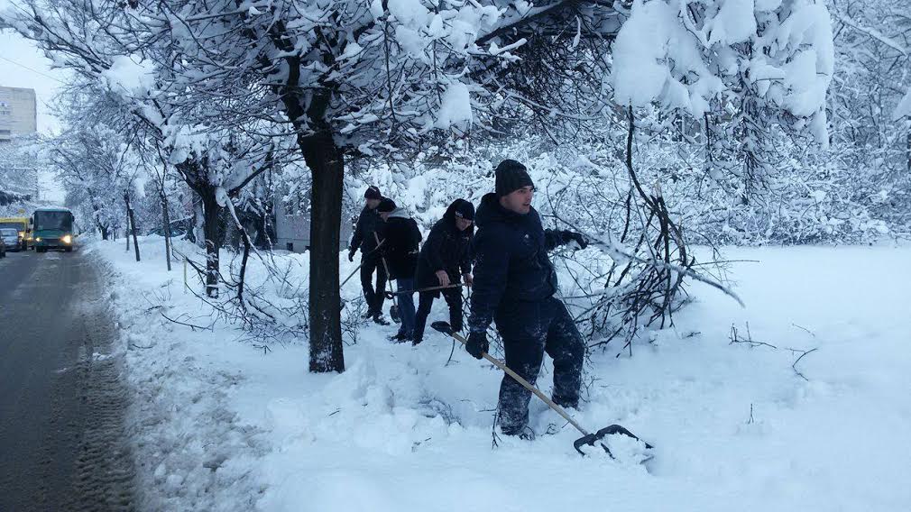 Младежи от Русе се включиха активно в чистенето на снега