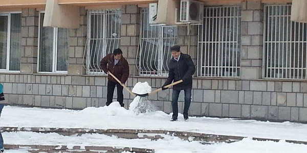 Кметът на Съединение Атанас Балкански чисти сняг заедно с хората от Общината