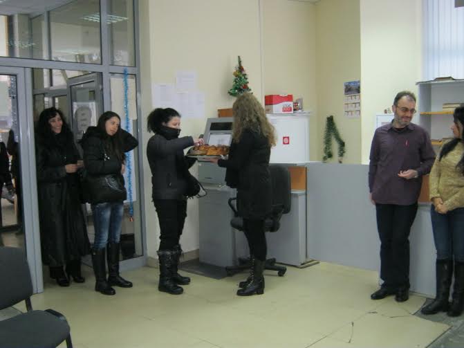 С блага питка и мед посрещнаха първите клиенти в НАП в Кърджали 9 С блага питка и мед посрещнаха първите клиенти в НАП в Кърджали