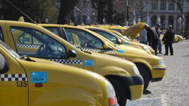 Таксиметровите водачи ще се пререгистрират 3 месеца по-рано