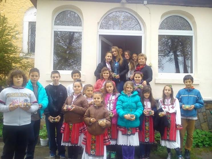 Баби от пловдивско село учат малчугани как се боядисват яйца 9 Баби от пловдивско село учат малчугани как се боядисват яйца