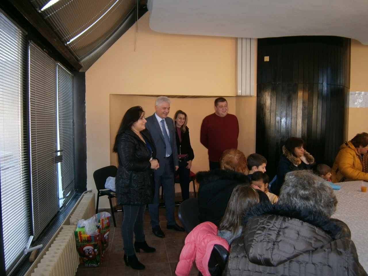 Деца в приемни семейства получиха подаръци от кмета на Дупница