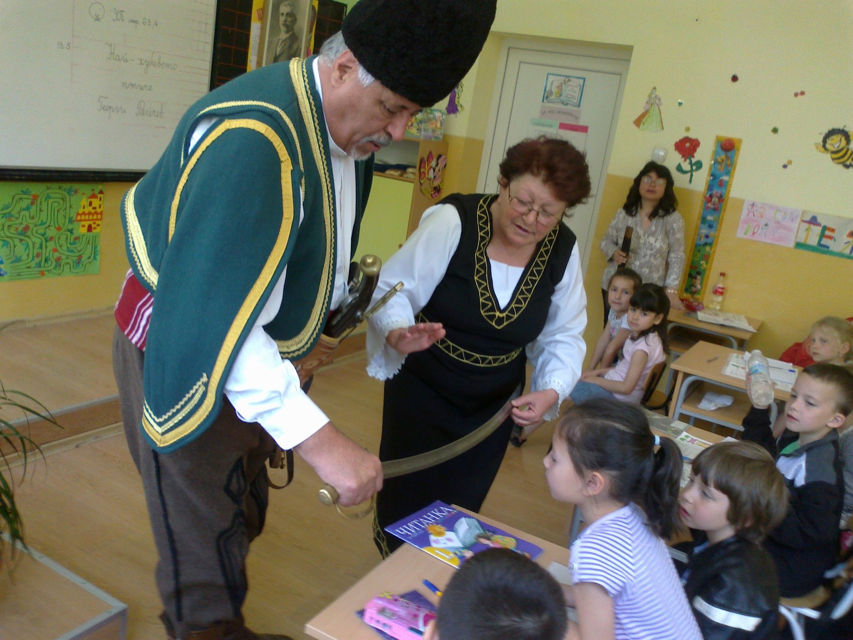 Урок по родолюбие имаха първолаци от шуменско училище