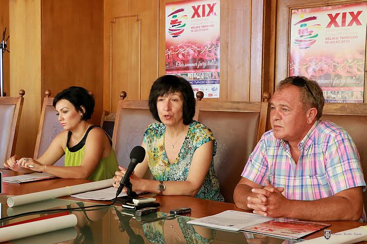 Представят фолклора на осем държави във Велико Търново 1 57786714 5740 08fa