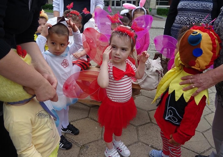 Центърът на Средец се превърна в сцена за малчугани (СНИМКИ)