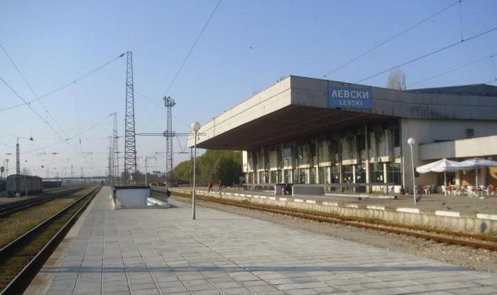 Поставят козирки на пероните на гара Левски