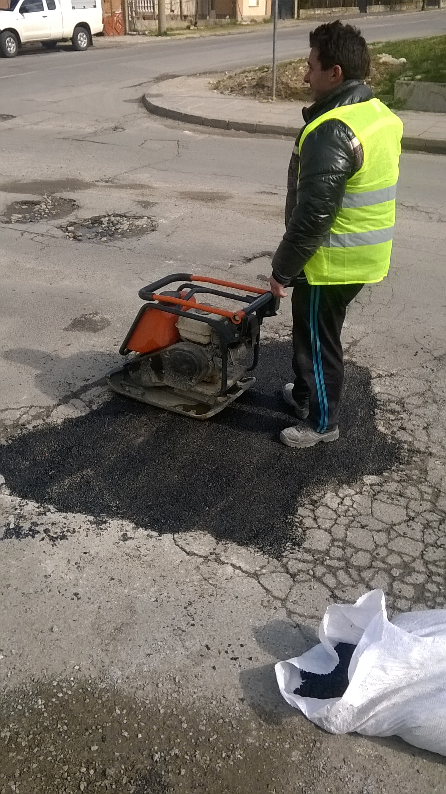 Започна запълване на дупките в Дупница