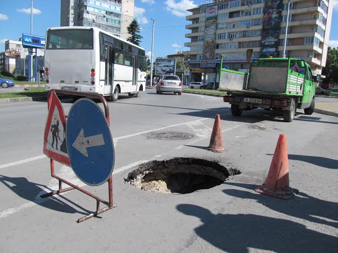 Дупка с дълбочина от метър зейна на централно кръстовище в Шумен