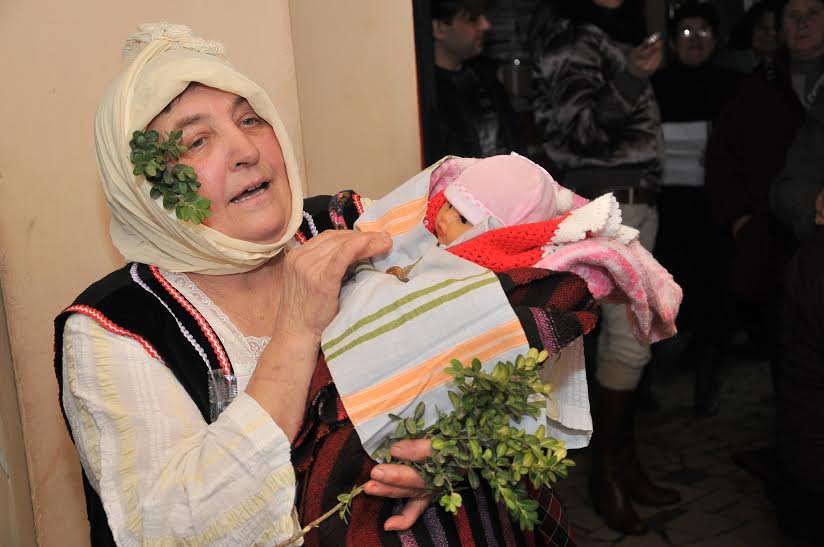 В Монтанско на Бабинден мажели лицата на малките деца с мед и масло