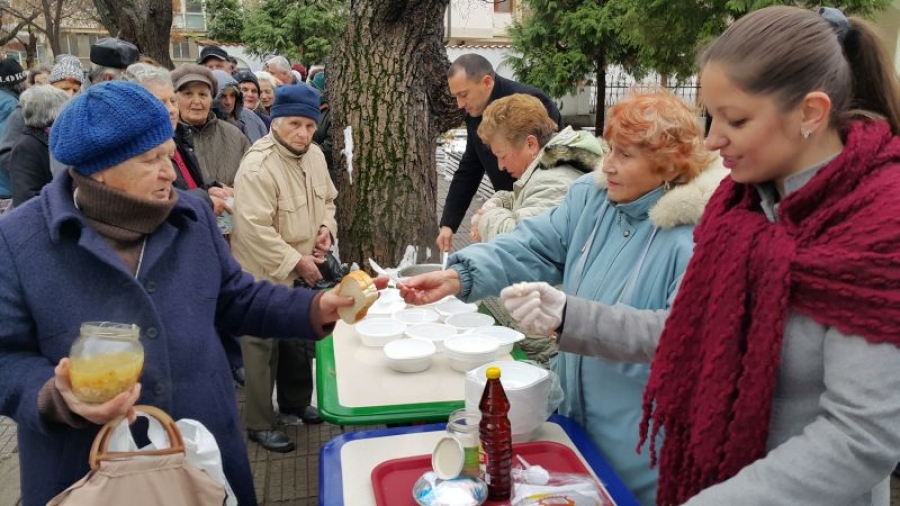 Кметове нахраниха с курбан и кебапчета 550 миряни в Пловдив