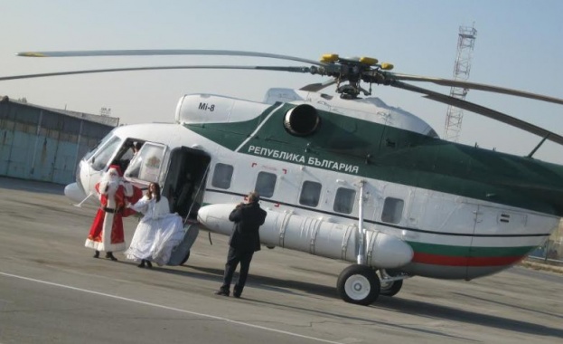Дядо Коледа пристигна с хеликоптер в авиобаза “Крумово”
