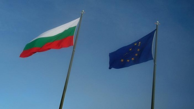 Повече от половината българи смятат 9 май за празник