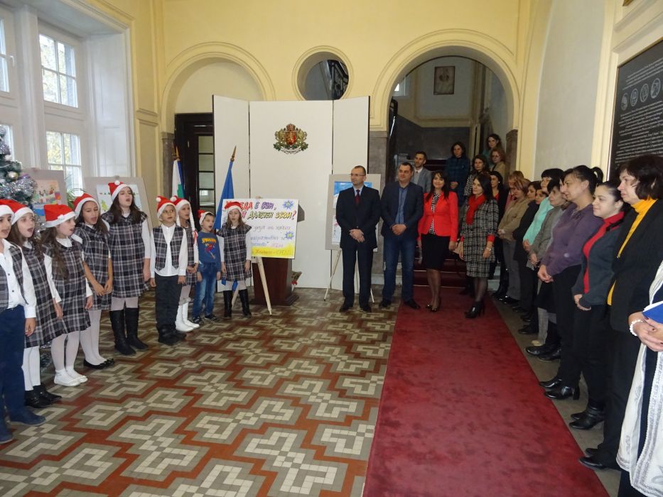 Деца от Средец подредиха изложба в Областна управа
