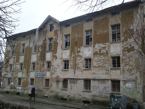 Тютюнев склад на 90 години става мол